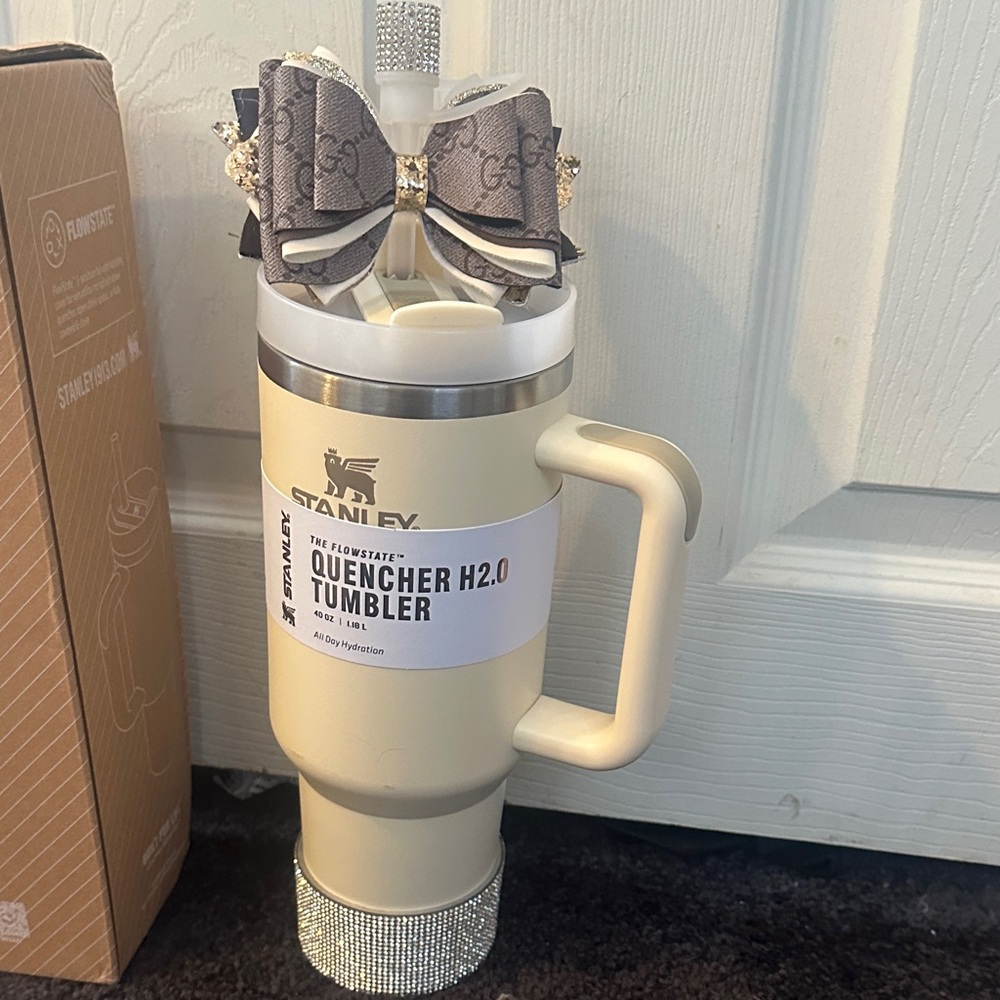 Stanley Cream Quencher H2.0 Tumbler with Elegant GUCCI  Bow